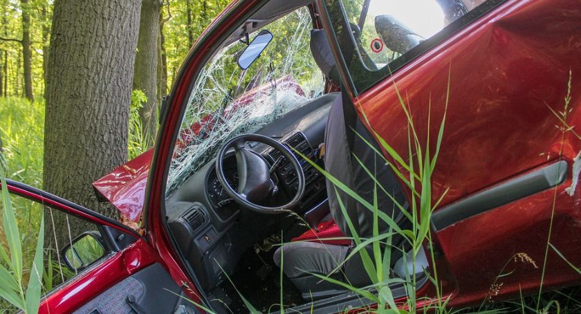 Pijany kierowca BMW uderzył w drzewo