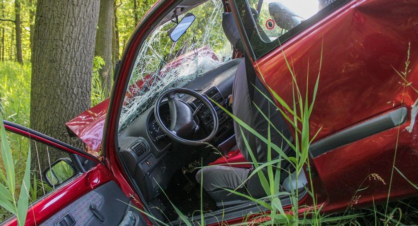Audi uderzyło w barierki, BMW w drzewo, nissan dachował – Pijani za kierownicą 