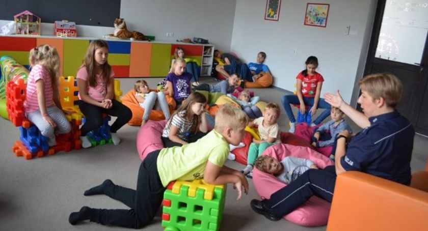 Policyjne, wakacyjne spotkania z dziećmi