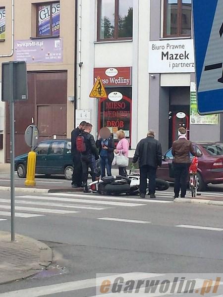 Zderzenie opla z motocyklem w centrum Garwolina