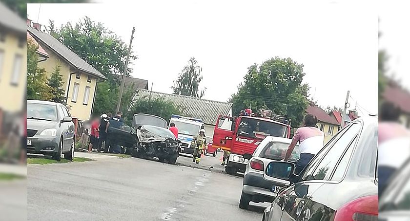 Wypadek – Samochód uderzył w ogrodzenie posesji