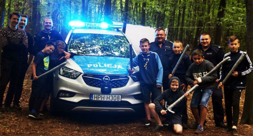 Policjanci sprawdzają harcerskie obozowiska