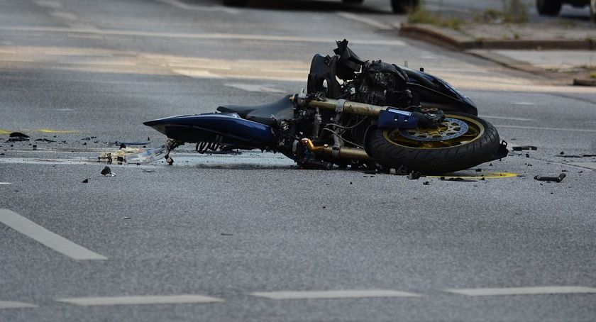 Wypadek na 801 – Kierowca osobówki nie ustąpił pierwszeństwa motocykliście