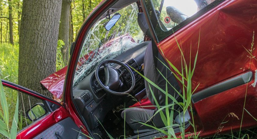 Wypadek – Opel uderzył w drzewo – W szpitalu dzieci i dorośli