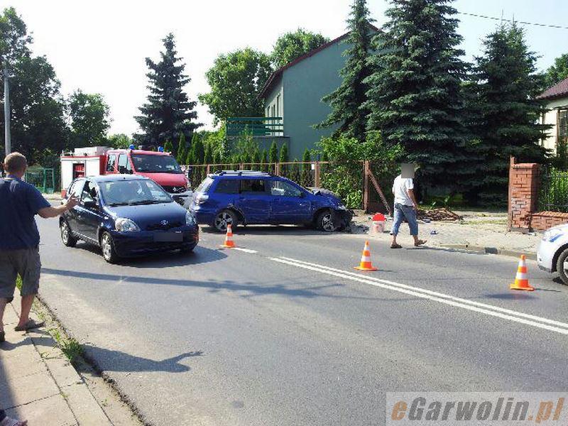 Mitsubishi wjechało w ogrodzenie