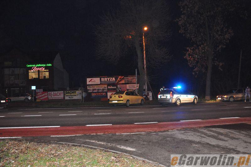 Zjechał z jezdni i uderzył w znak. 22-latek w szpitalu