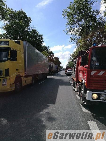 Wypadek w Gocławiu: 10 osób rannych. DK 17 zablokowana
