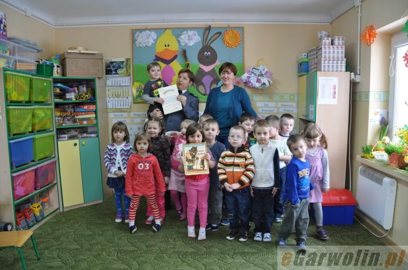 Policja czyta przedszkolakom