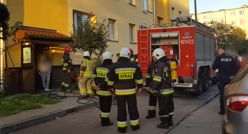 Pożar w bloku – Strażacy wyważyli drzwi – Zastali spalone śniadanie