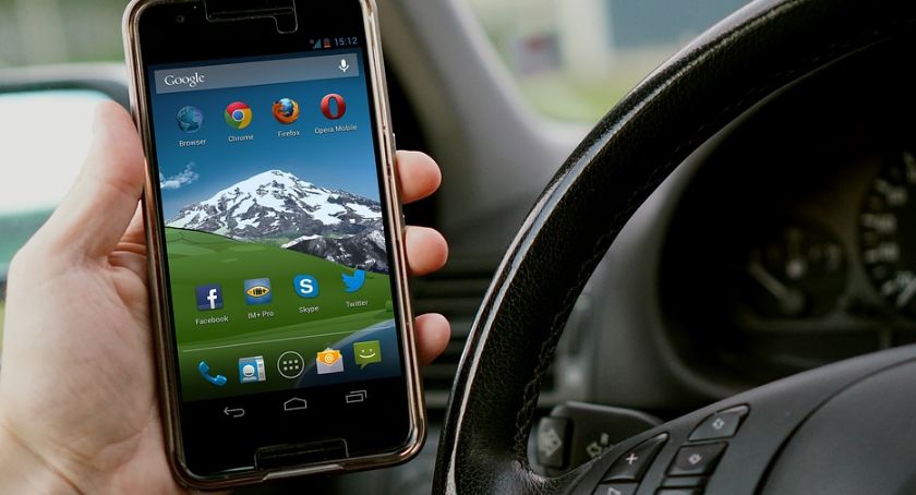 Kierujesz i trzymasz telefon w ręku? Stwarzasz zagrożenie i ryzykujesz mandat i punkty