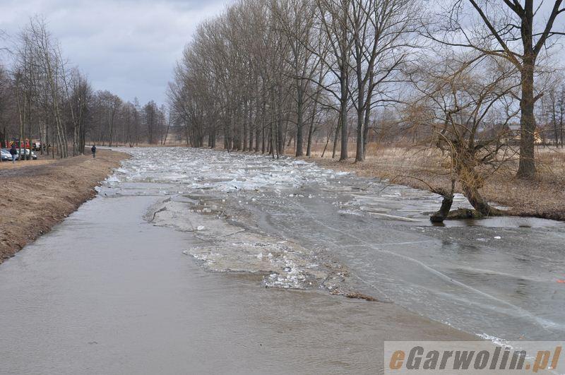 Koparki kruszą tafle lodowe na rzece