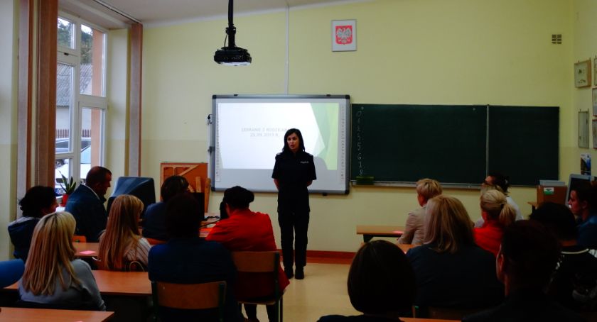 Policjanci edukują rodziców