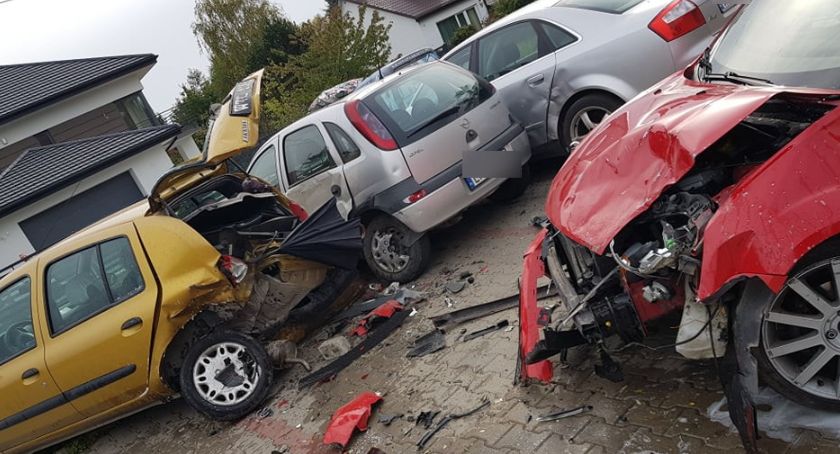 Kolizja na parkingu – Uderzył w 3 zaparkowane samochody 