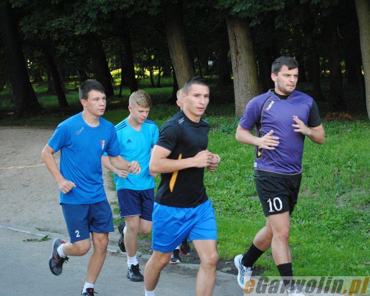 Dwunastu zawodników na pierwszym treningu