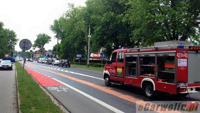 Plama oleju na Al. Legionów! Jeden pas zablokowany!
