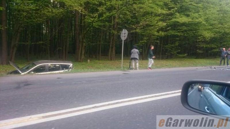 Wypadek na DK 17: bus uderzył w osobówkę. Są utrudnienia!