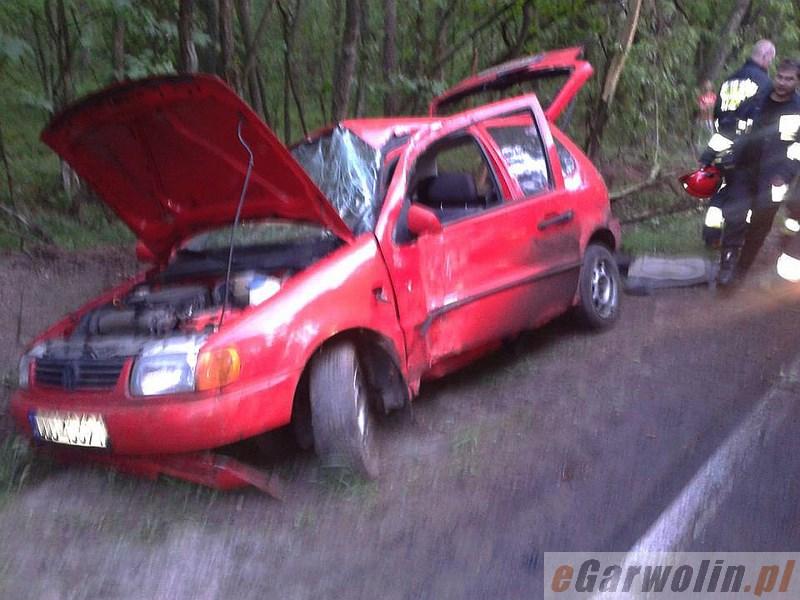 Volkswagen uderzył w drzewo: 3 kobiety w szpitalu