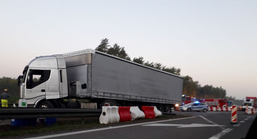 Ciężarówka uderzyła w bariery i zablokowała wjazd na S17