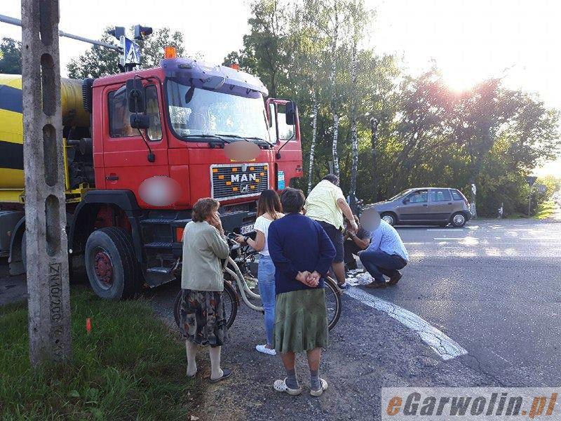 DK17: Wypadek w Puznówce. Ciężarówka potrąciła rowerzystkę
