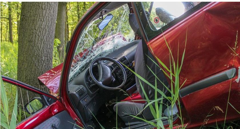 Volkswagen uderzył w drzewo – Zatrzymane prawa jazdy za prędkość i alkohol