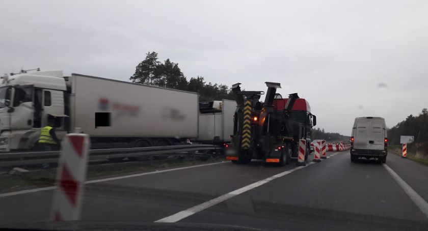 Kolizja na DK17 – Ciężarówka wjechała w pachołki, osobówka dostała rykoszetem 