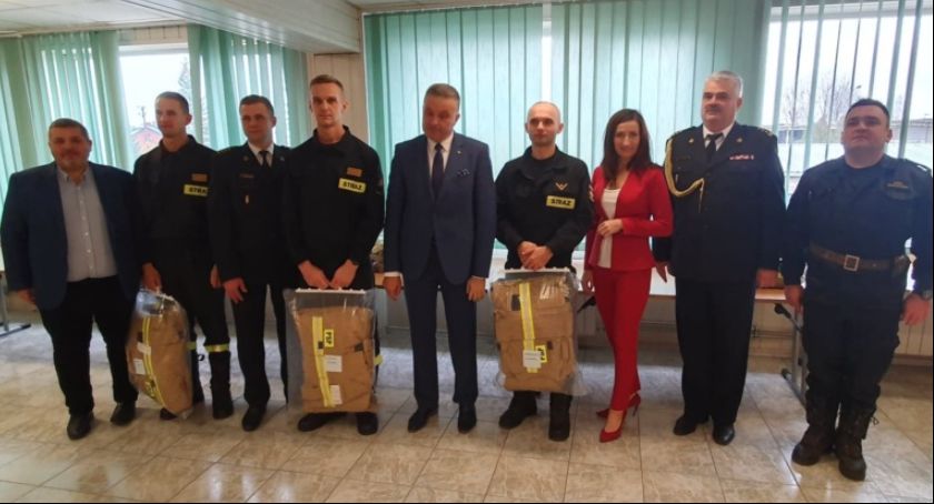 Zawodowi strażacy z nowymi mundurami bojowymi