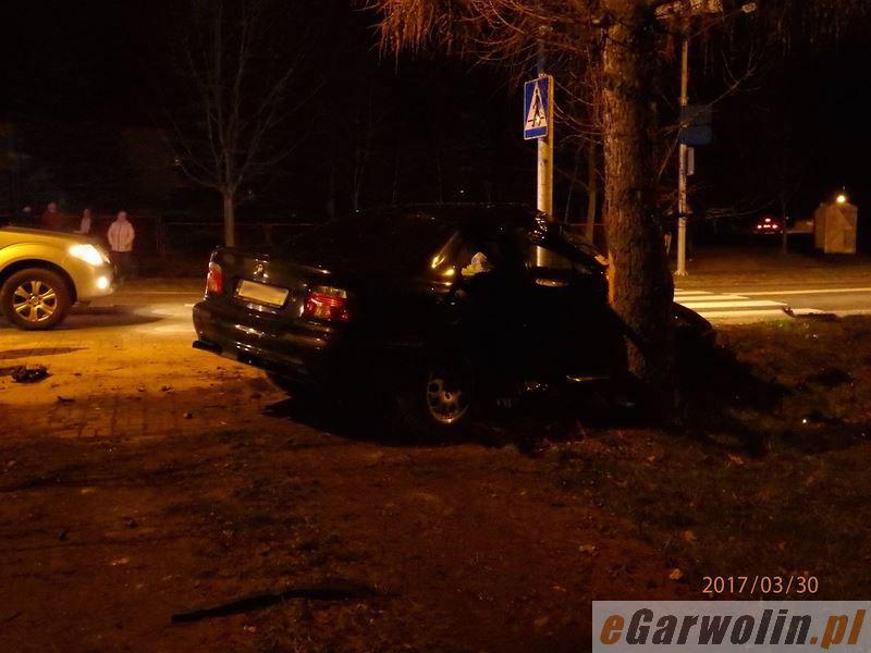 Kierowca bmw rozbił się na drzewie