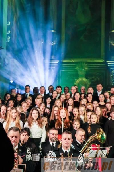 Śpiewali i grali Nowonarodzonemu