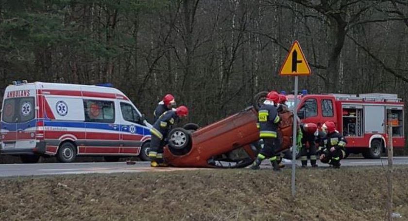Wypadek – Kierowca samochodu uderzył w drzewo i dachował