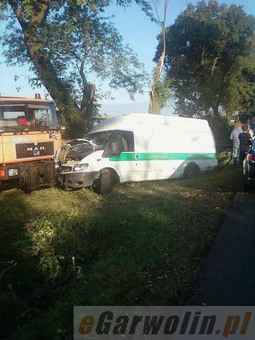 Tragedia na DK 17: Bus uderzył w 2 mężczyzn. Obaj nie żyją
