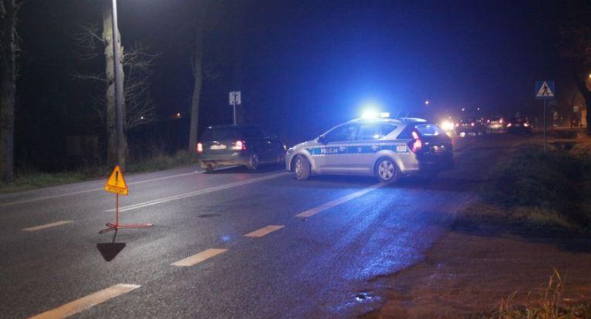 Wypadek – Pijany kierowca uderzył w drzewo 