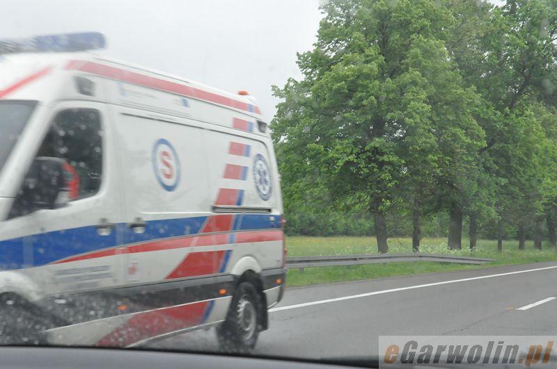 Bus wylądował w rowie, a osobówka dachowała