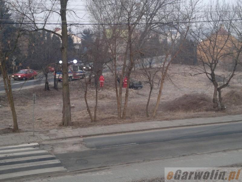 Volkswagen dachował przy Stacyjnej