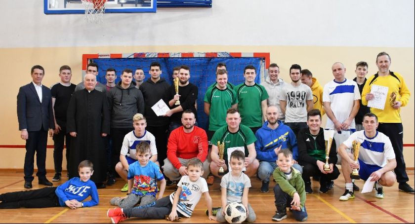Dragon Przykory z pucharem wójta i proboszcza