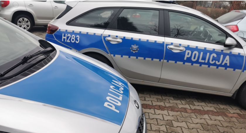 Wyjechał z posesji wprost przed radiowóz – Miał pecha