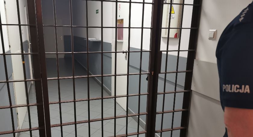 Zarzut usiłowania zabójstwa dla 30-latki – Ugodziła znajomego nożem 