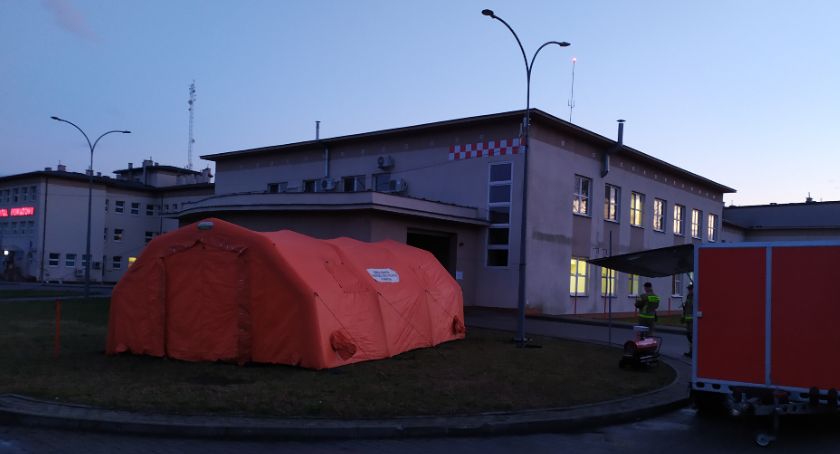 Namiot do triażowania przy szpitalu i odwołanie przyjęć planowych 