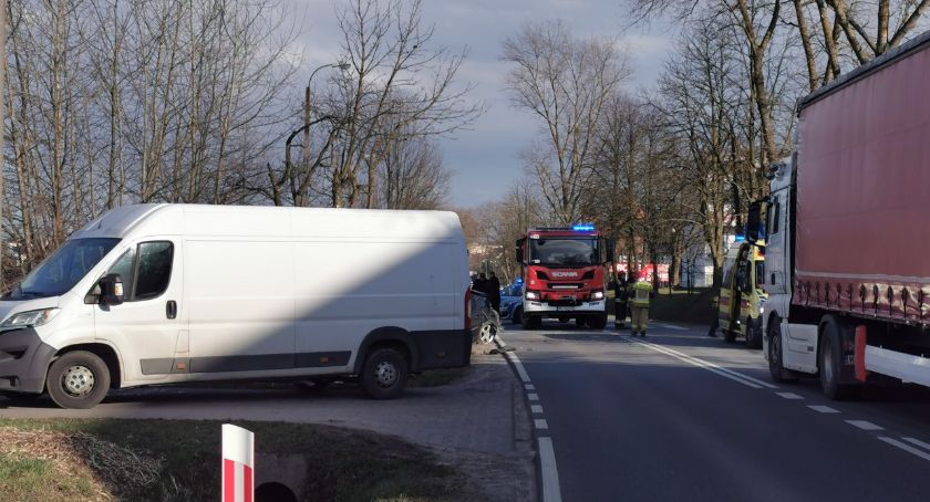 Czołówka, potrącenie i osobówka w rowie – Trzy wypadki w tydzień