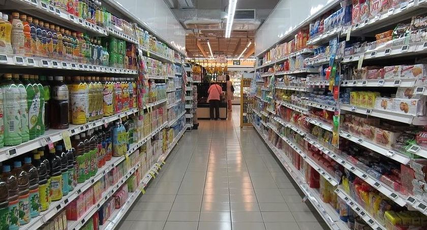 Ktoś wezwał policję do supermarketu – Co robili klienci?
