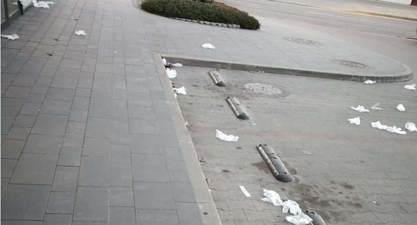 Rękawiczki zamiast do kosza trafiają na parking 