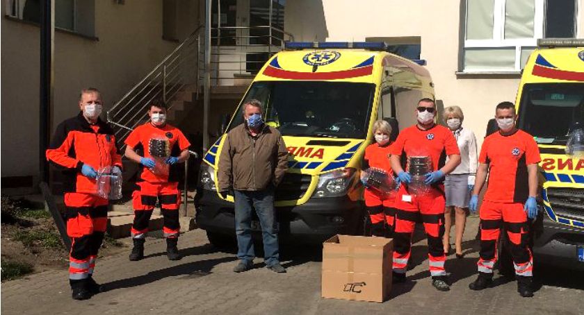 Przekazali przyłbice dla pogotowia ratunkowego