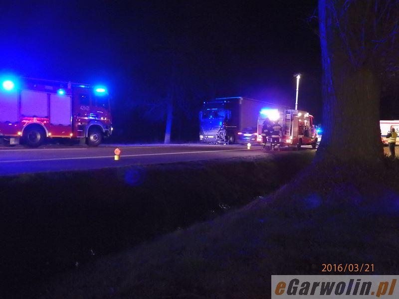 Wypadek na DK 17: Ciężarówka zepchnęła corsę do rowu 