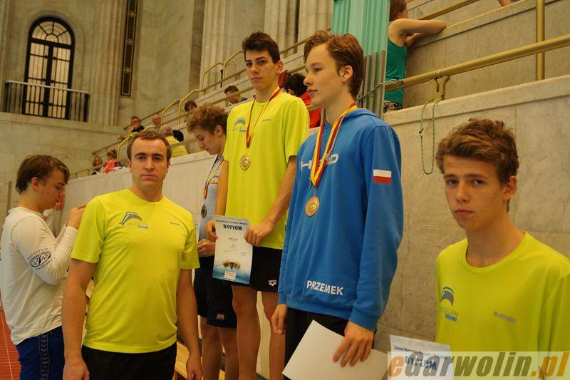 Zawodnicy UKS Delfin z medalami