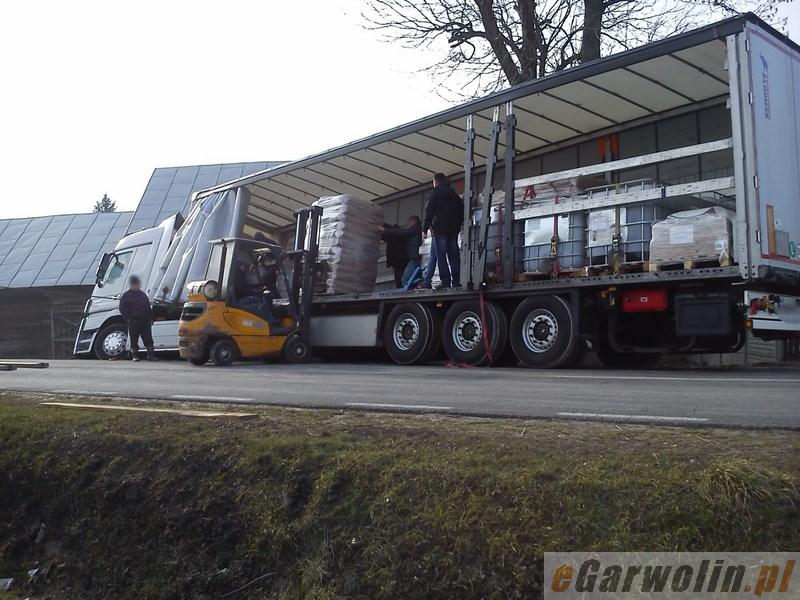 Samochód ciężarowy zjechał na pobocze i ugrzązł. Kierowcy napotkali utrudnienia