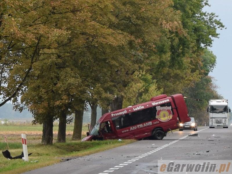 Wypadek na DK17: czołowe zderzenie busa z osobówką. 4 osoby w szpitalu