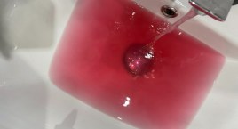 Z kranu płynie różowa woda! Video