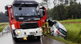 Groźne skutki niedostosowania prędkości do warunków na drodze - Kierowca citroena wpadł do rowu