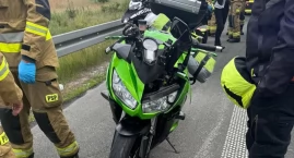 Wypadek na S17: motocyklista uderzył w Mercedesa, tr&hellip;