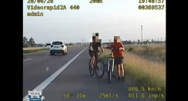Dzieci na rowerach na drodze ekspresowej. Pod prąd i&hellip;