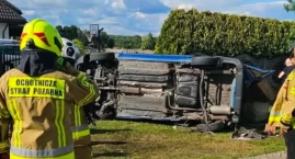 Dachowanie w Piastowie. Kierowca i dziecko trafili d&hellip;